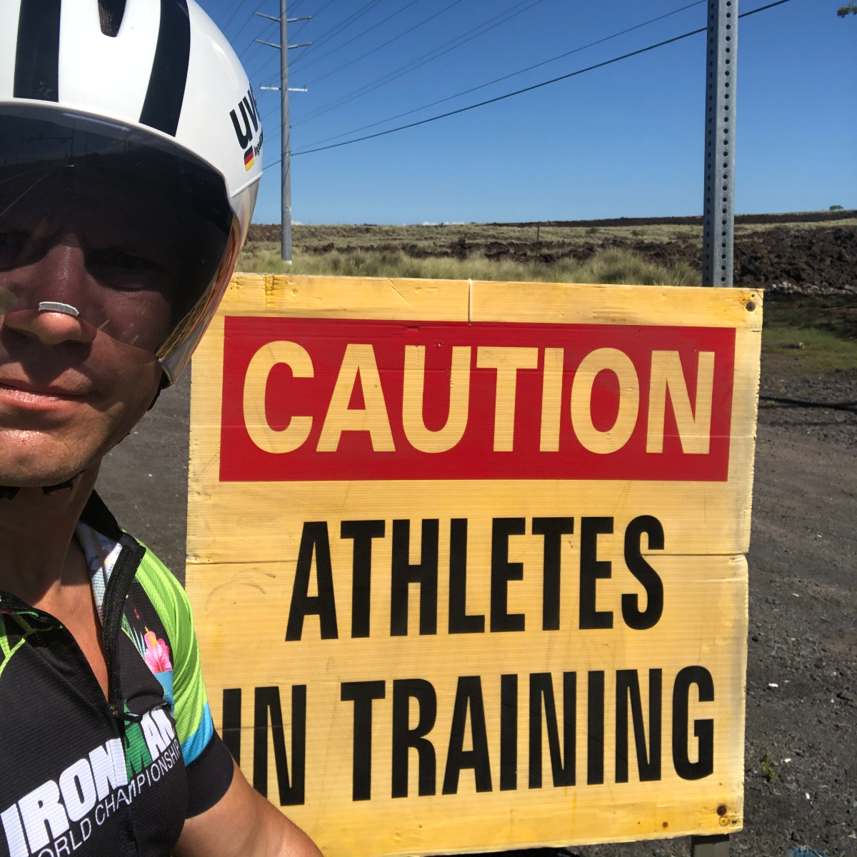 Alt-Text (Deutsch):Achtung Athleten beim Training auf Big Island – Achtsamkeit im Straßenverkehr