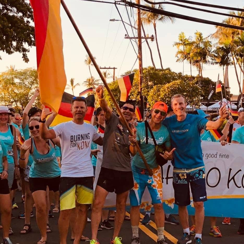 Alt-Text (Deutsch):Deutsches Team bei der Ironman Nationenparade Hawaii 2025 mit Flaggen