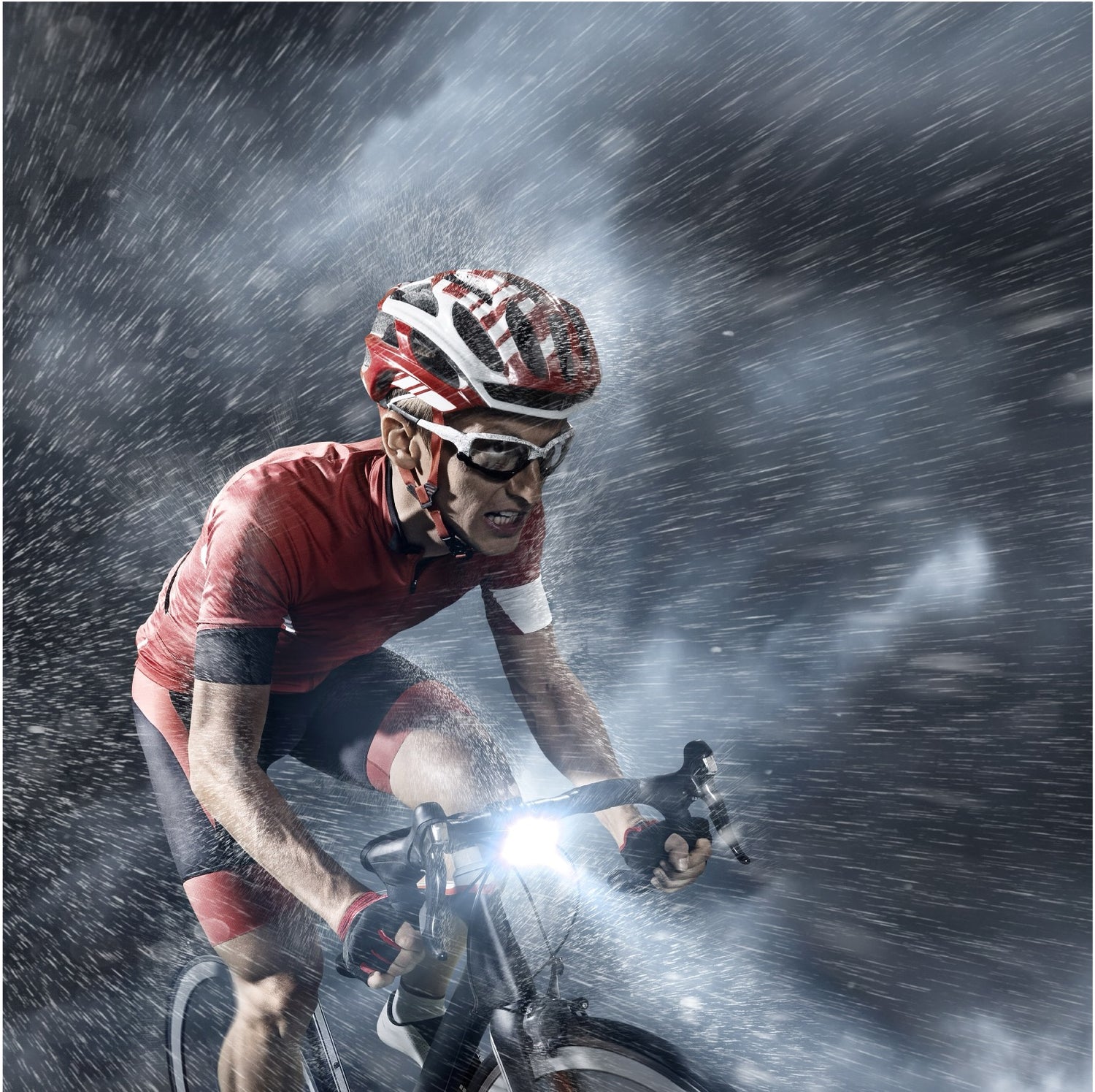 Radfahrer im Regen verwendet im Blog zu Sportnahrung