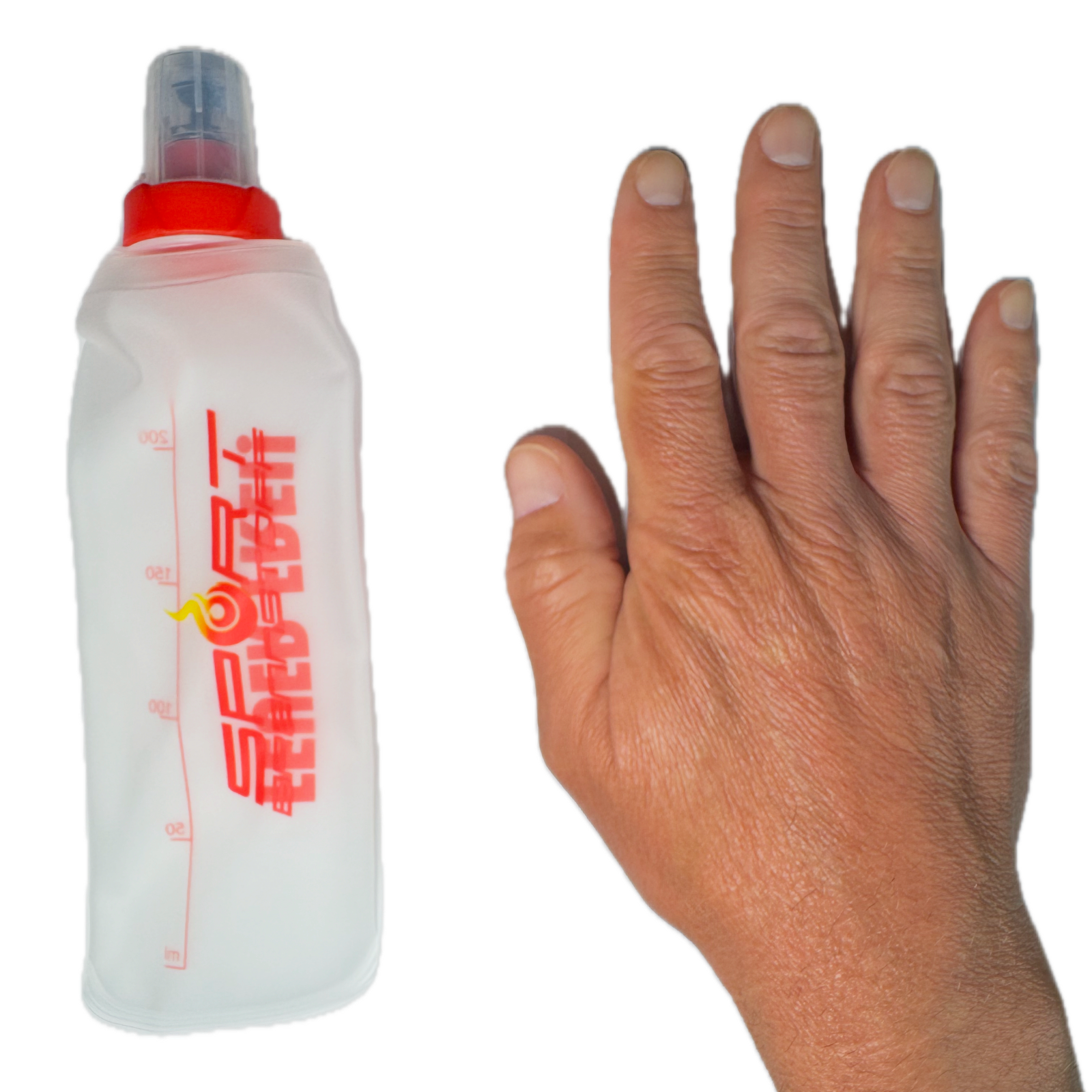 SportBrennstoff BEGLEITER - Trinkflasche neben einer Hand im Größenvergleich. Flexible, tropfsichere Flasche für Outdoor-Aktivitäten.