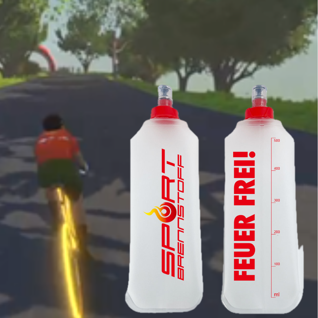 SportBrennstoff BEGLEITER - Trinkflasche mit rotem Aufdruck 'SPORT BRENNSTOFF' und 'FEUER FREI!' vor Radfahrer auf Waldstrecke. Flexibel und tropfsicher.