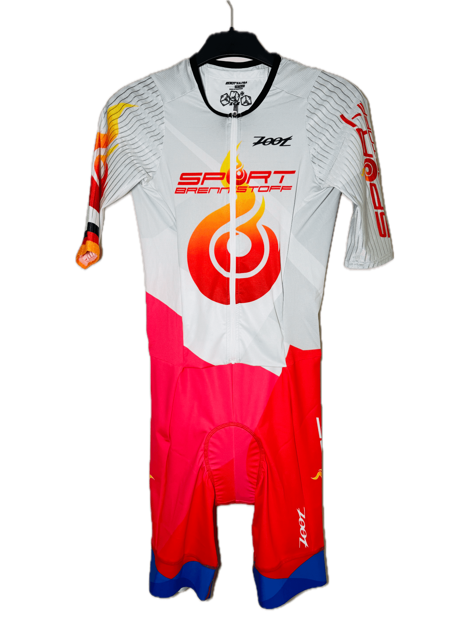 ZOOT Ultra Triathlon-Anzug – Sportbrennstoff ZOOT P1 in Weiß-Rot mit Flammen-Design, optimiert für Geschwindigkeit und Komfort im Wettkampf.