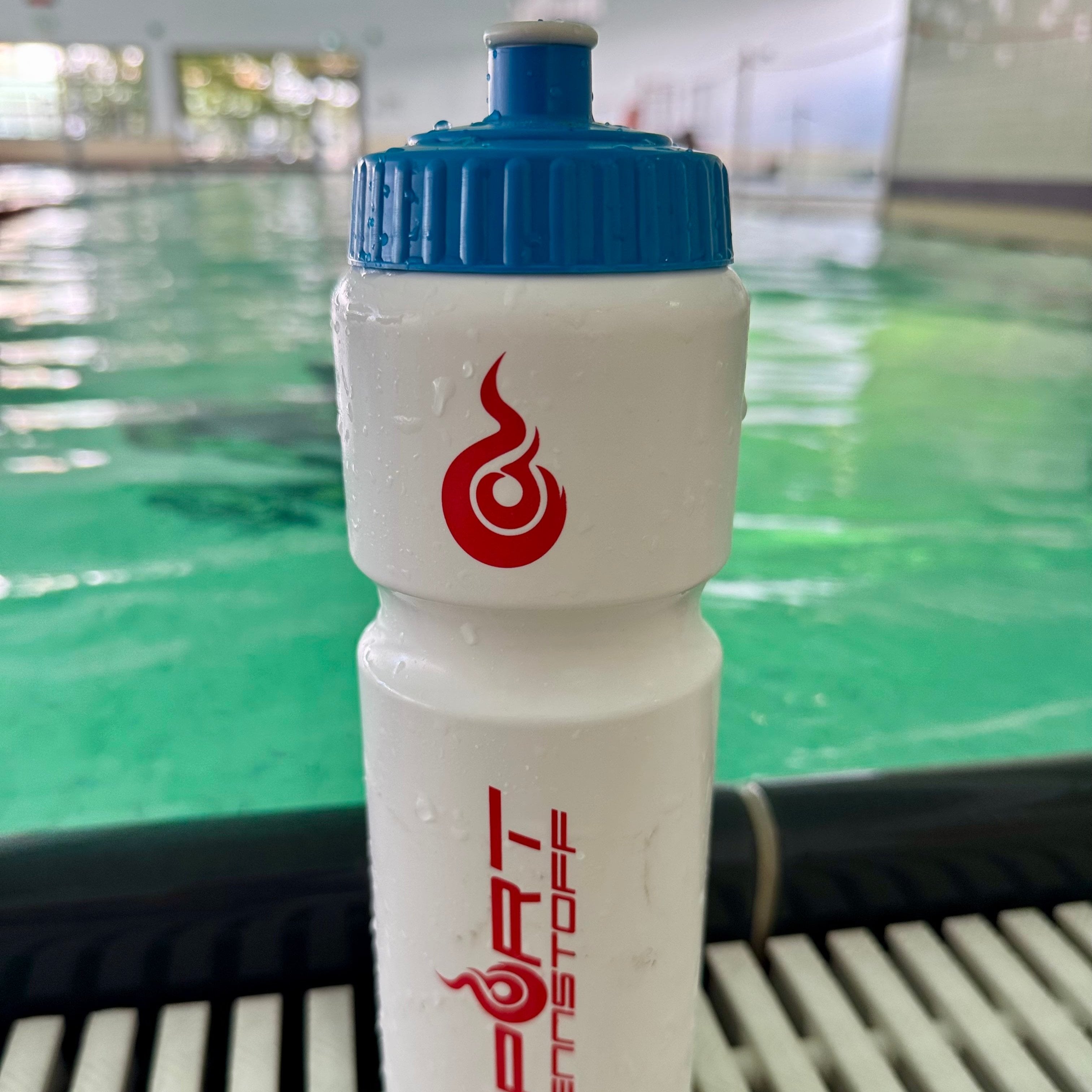 Flasche SportBrennstoff am Beckenrand