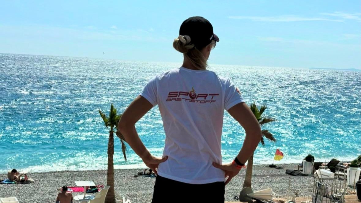 T-Shirt Nice Power am Strand von Nizza