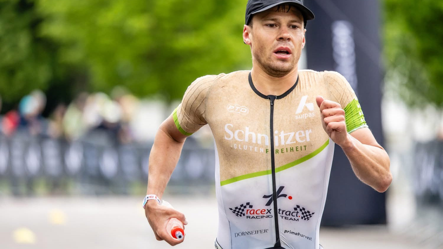 Jonas mit Softflask Begleiter