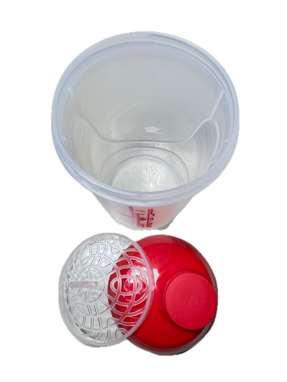 SportBrennstoff SHAKER: Dein perfekter Fitness-Begleiter mit rotem Deckel und Siebeinsatz, ideal für Proteinshakes und Smoothies unterwegs.
