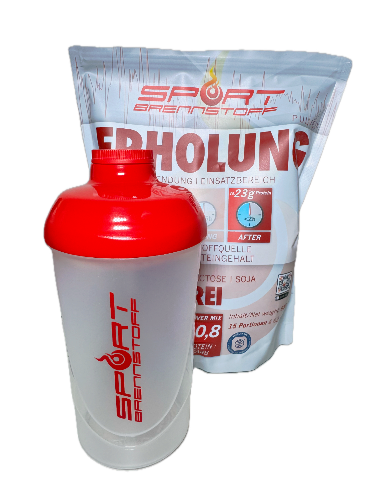 SportBrennstoff SHAKER: Dein perfekter Fitness-Begleiter mit rotem Deckel vor Proteinpulver-Verpackung. Ideal für Shakes und Smoothies unterwegs.