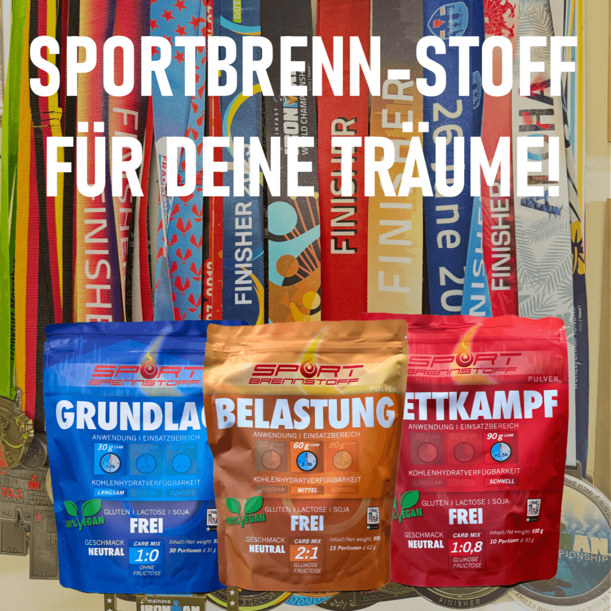 SportBrennstoff Komplettpaket kaufen - Fitnessziele erreichen: Drei vegane Pulverprodukte für Grundlagenausdauer, Belastung und Wettkampf vor Medaillenwand.