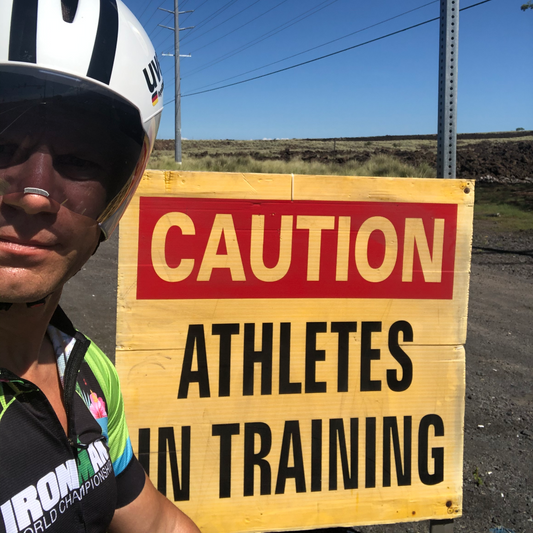 Alt-Text (Deutsch):Achtung Athleten beim Training auf Big Island – Achtsamkeit im Straßenverkehr