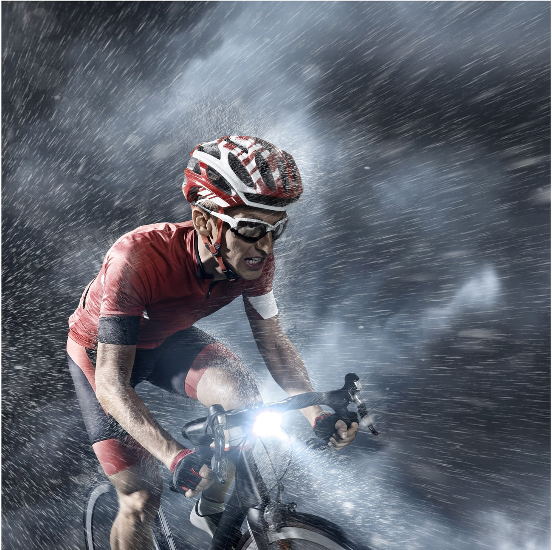 Radfahrer im Regen verwendet im Blog zu Sportnahrung