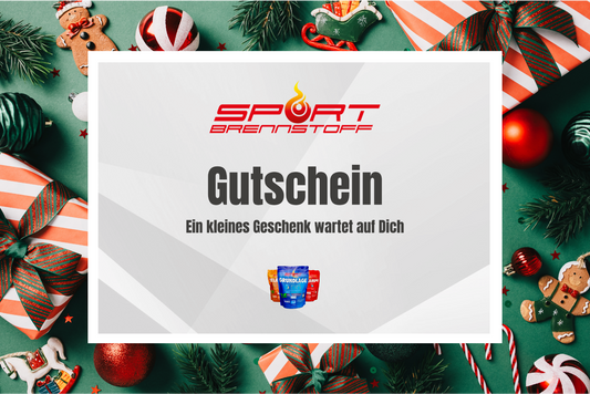 SportBrennstoff GUTSCHEIN – Ideal für Sportler, präsentiert auf weihnachtlichem Hintergrund mit Geschenken und Dekorationen. Perfekt als Geschenkidee für Sportnahrung und Zubehör.