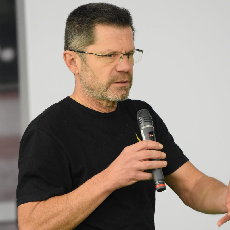 Ingolf steht bei Seminaren am Mikrofon
