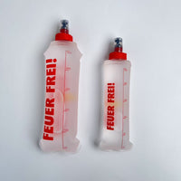 SportBrennstoff BEGLEITER - Trinkflasche in zwei Größen mit rotem Deckel und Skala, flexibel und tropfsicher für Outdoor-Aktivitäten.