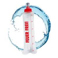 SportBrennstoff BEGLEITER - Trinkflasche mit rotem Verschluss und Aufdruck 'FEUER FREI!', flexibel und tropfsicher für Outdoor-Aktivitäten.