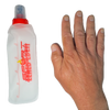 SportBrennstoff BEGLEITER - Trinkflasche neben einer Hand im Größenvergleich. Flexible, tropfsichere Flasche für Outdoor-Aktivitäten.