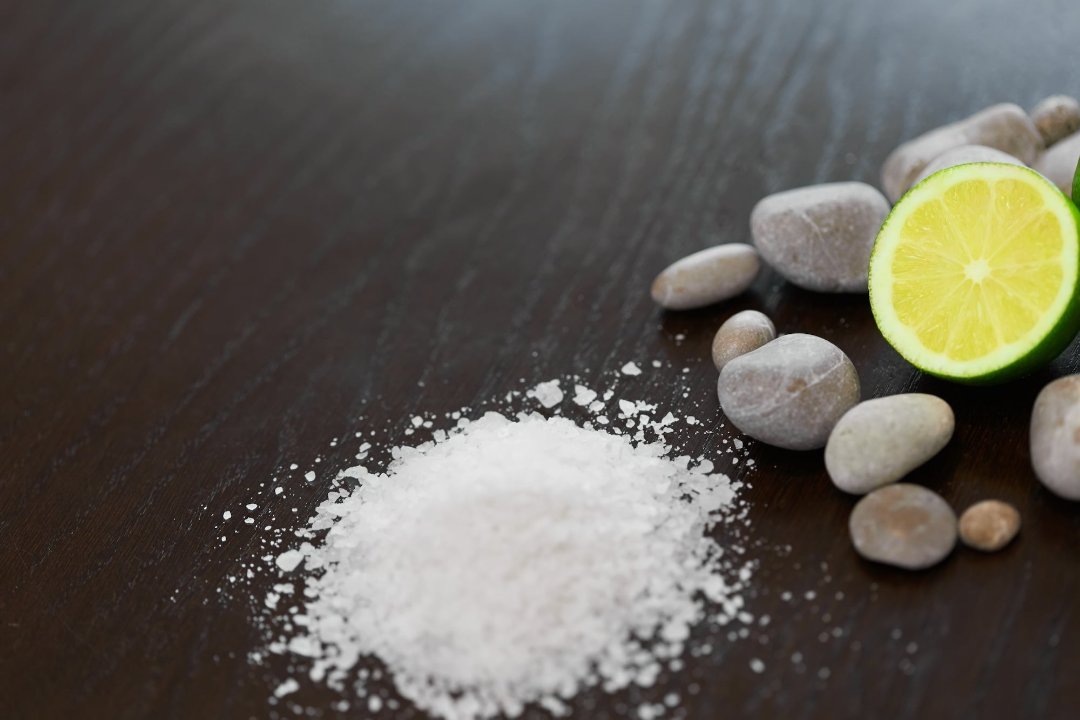 Einfache Zutaten Salz und Zitrone