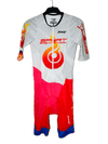 ZOOT Ultra Triathlon-Anzug – Sportbrennstoff ZOOT P1 in Weiß-Rot mit Flammen-Design, optimiert für Geschwindigkeit und Komfort im Wettkampf.