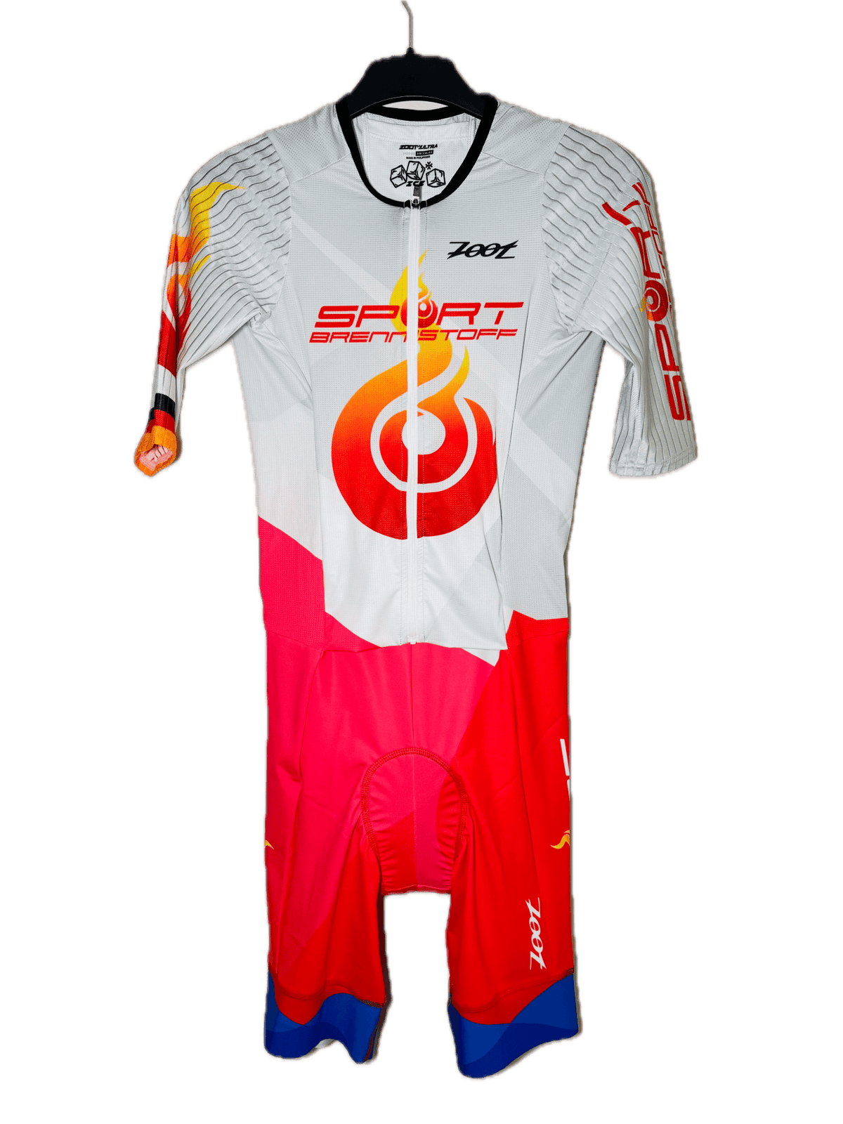 ZOOT Ultra Triathlon-Anzug – Sportbrennstoff ZOOT P1 in Weiß-Rot mit Flammen-Design, optimiert für Geschwindigkeit und Komfort im Wettkampf.