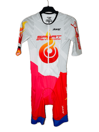 ZOOT Ultra Triathlon-Anzug – Sportbrennstoff ZOOT P1 in Weiß-Rot mit Flammen-Design, optimiert für Geschwindigkeit und Komfort im Wettkampf.