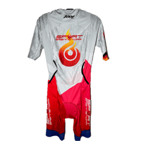 ZOOT Ultra Triathlon-Anzug – Sportbrennstoff ZOOT P1 in Weiß-Rot mit Flammenlogo, aerodynamisch geschnitten für maximale Leistung im Wettkampf.