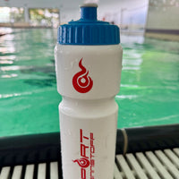 Flasche SportBrennstoff am Beckenrand