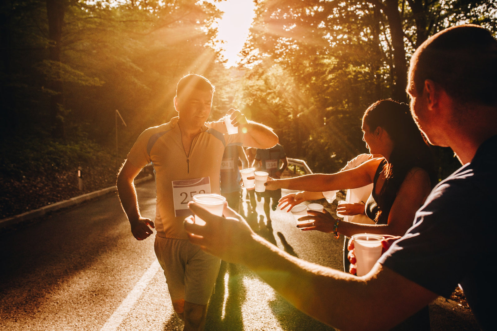 Marathonverpflegung im Sonnenuntergang