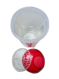 SportBrennstoff SHAKER: Dein perfekter Fitness-Begleiter mit rotem Deckel und Siebeinsatz, ideal für Proteinshakes und Smoothies unterwegs.
